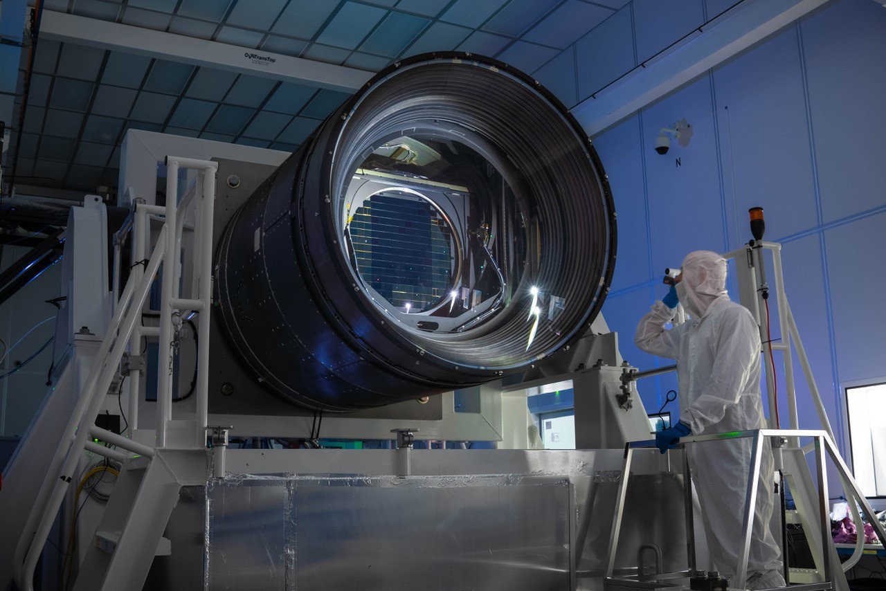 Photographie de la camra, avec lun des filtres de couleur positionn. ? Olivier Bonin/SLAC National Accelerator Laboratory.